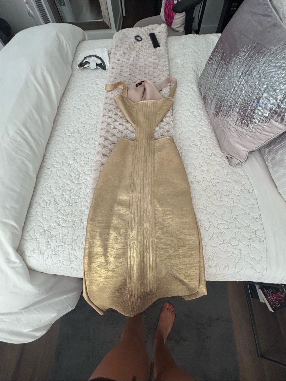 Gold Backless Bodycon Dress – Sleek Evening Fitted Style